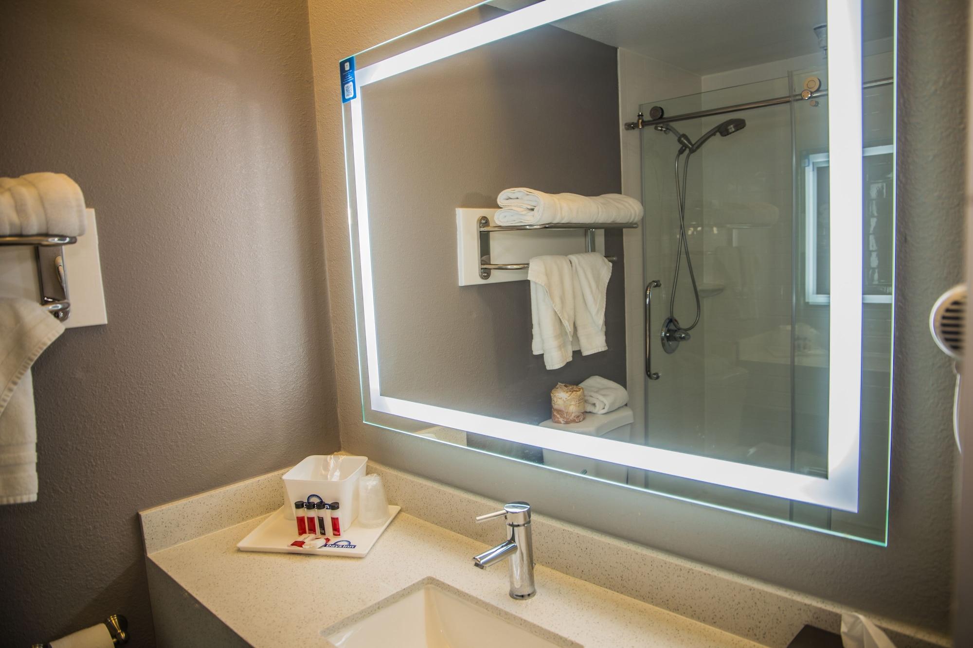 Hotel Days By Wyndham Redwood