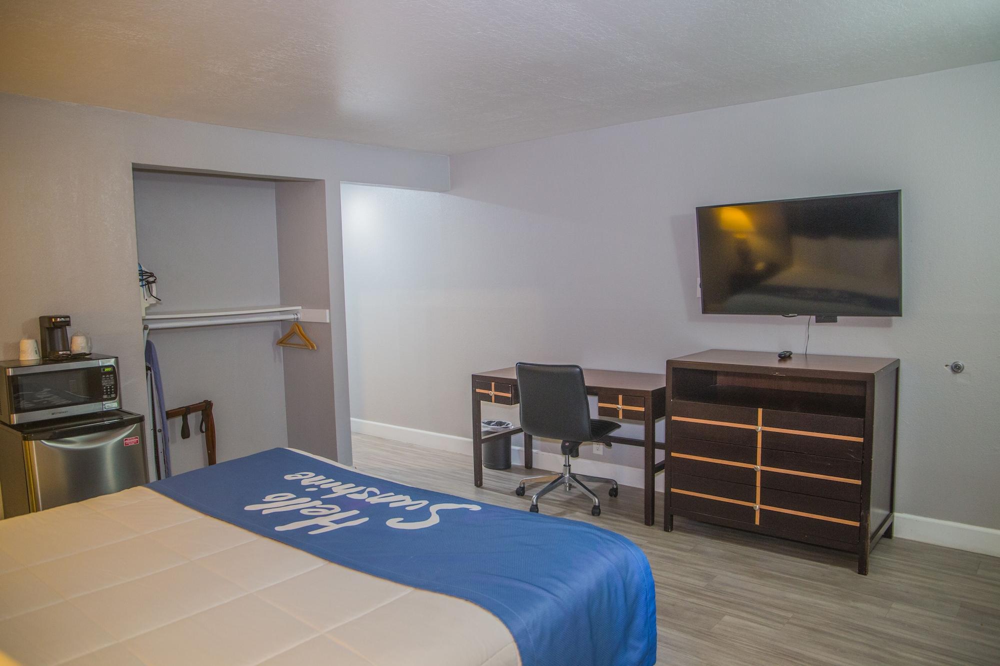 Days By Wyndham Redwood Hotel