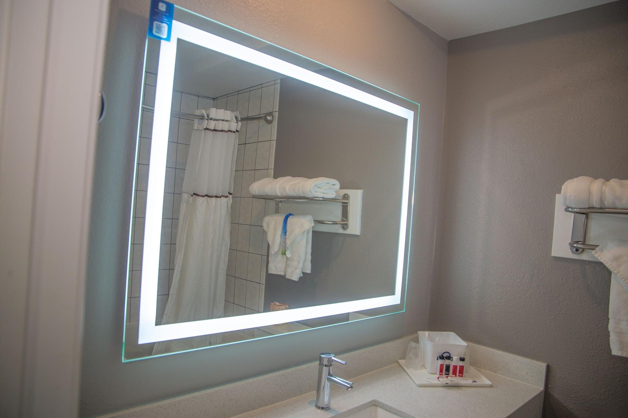 Days By Wyndham Redwood Hotel 3*