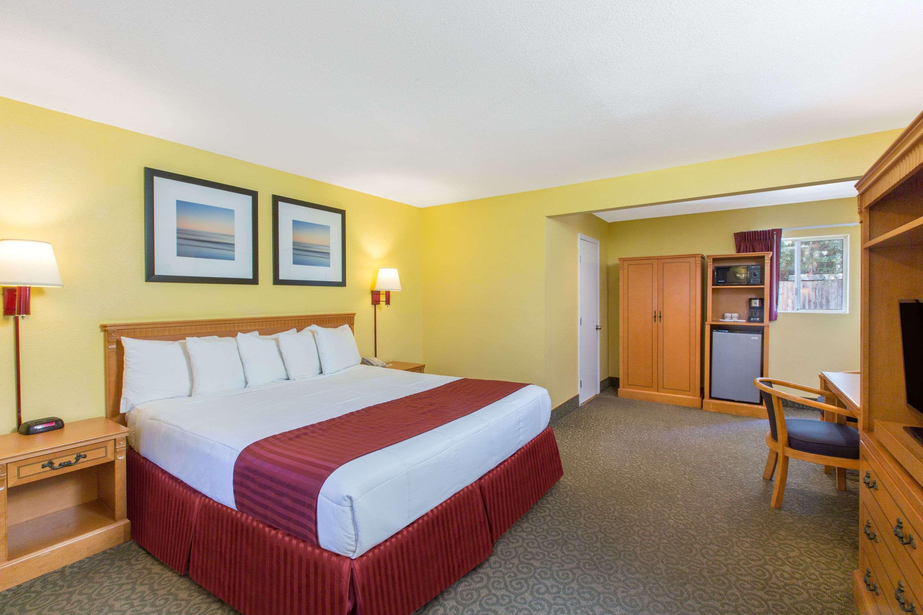 Days By Wyndham Redwood Hotel 3*