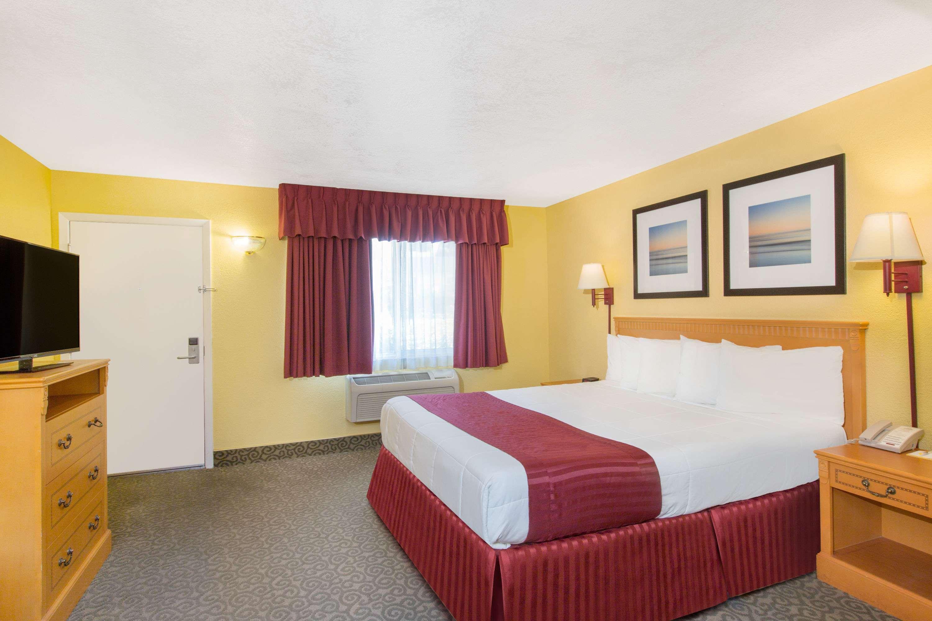 Days By Wyndham Redwood Hotel 3*