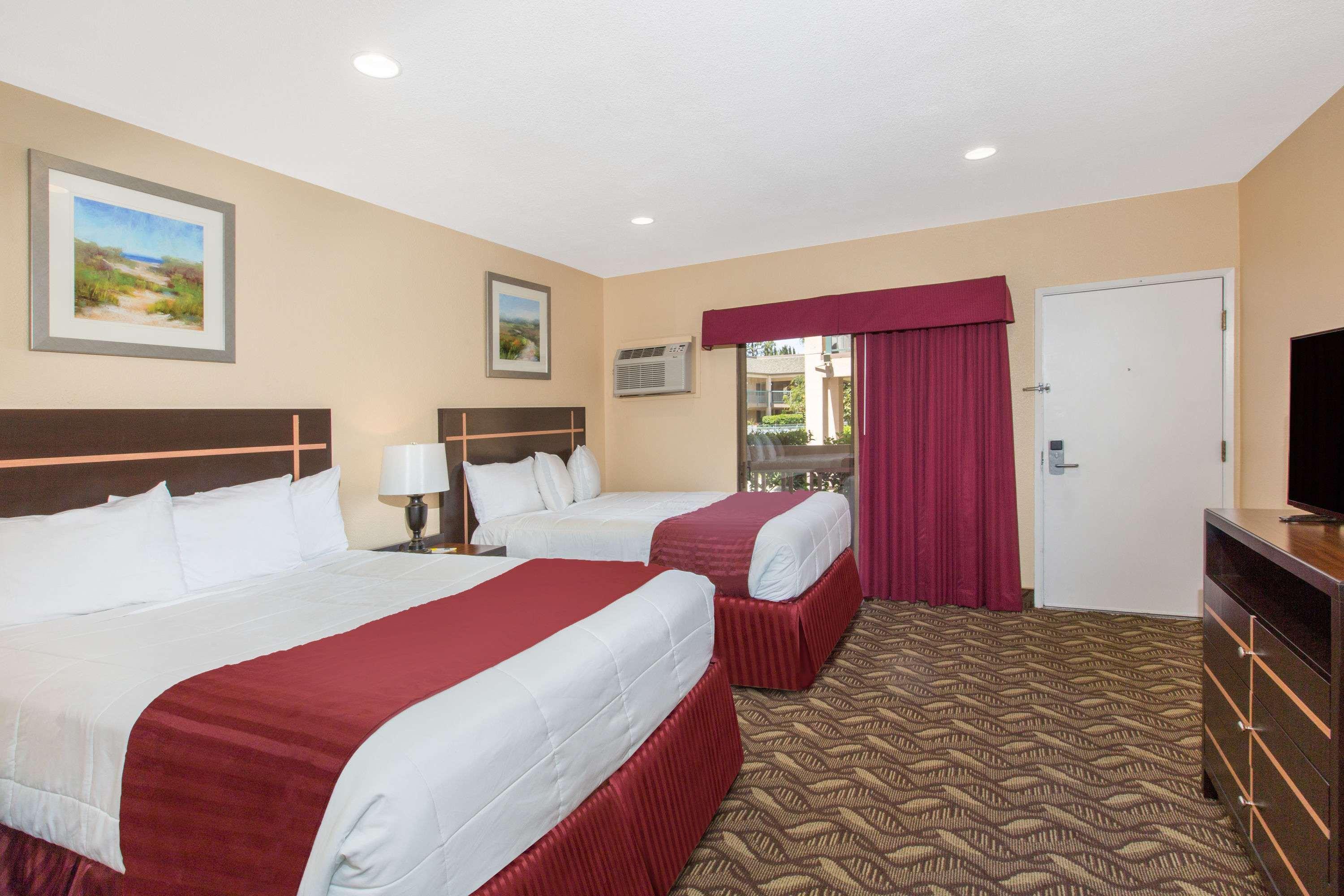 Days By Wyndham Redwood 3*
