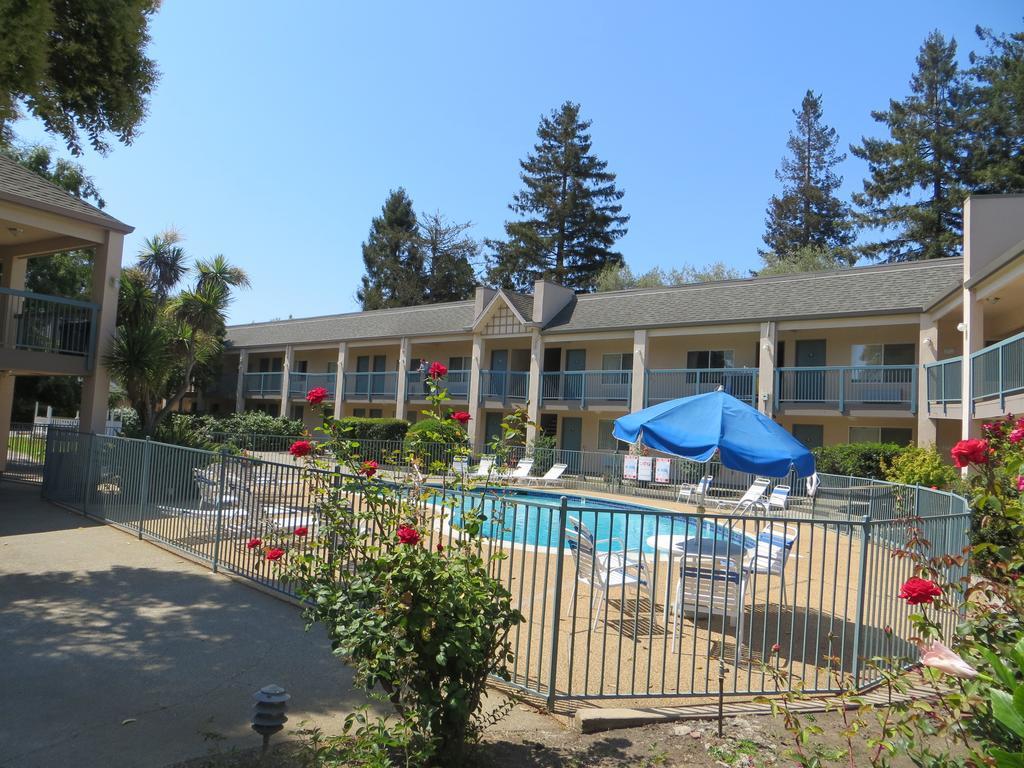 Days By Wyndham Redwood Hotel 3*