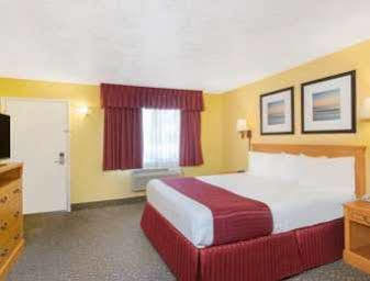 Days By Wyndham Redwood Hotel